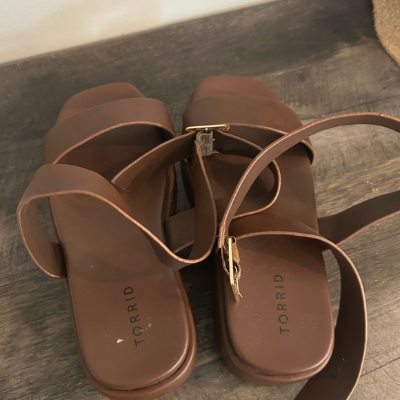 Torrid Buckle Wrap Flatform Sandal (WW) 7.5 - Picture 5 of 7